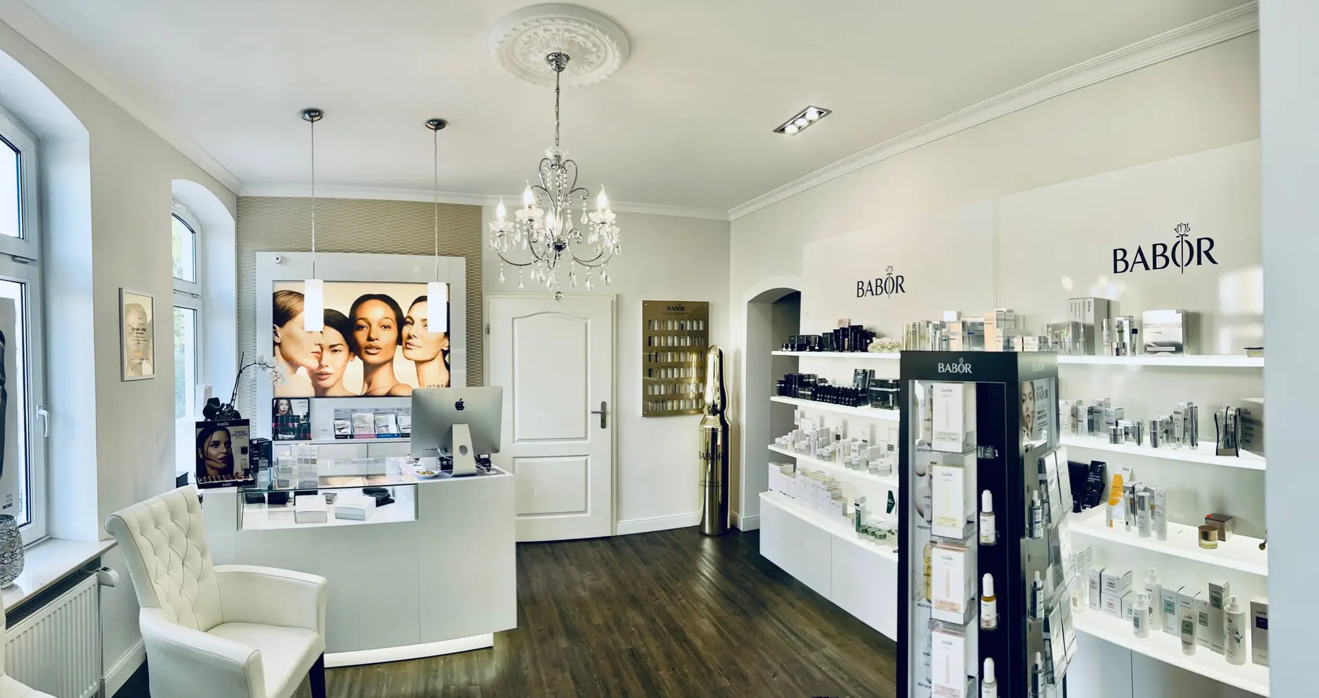 Heller Empfangs- und Behandlungsbereich von Moss Beauty & Care
